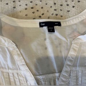 Gap white blouse. Small. Good condition. Ties at waist.